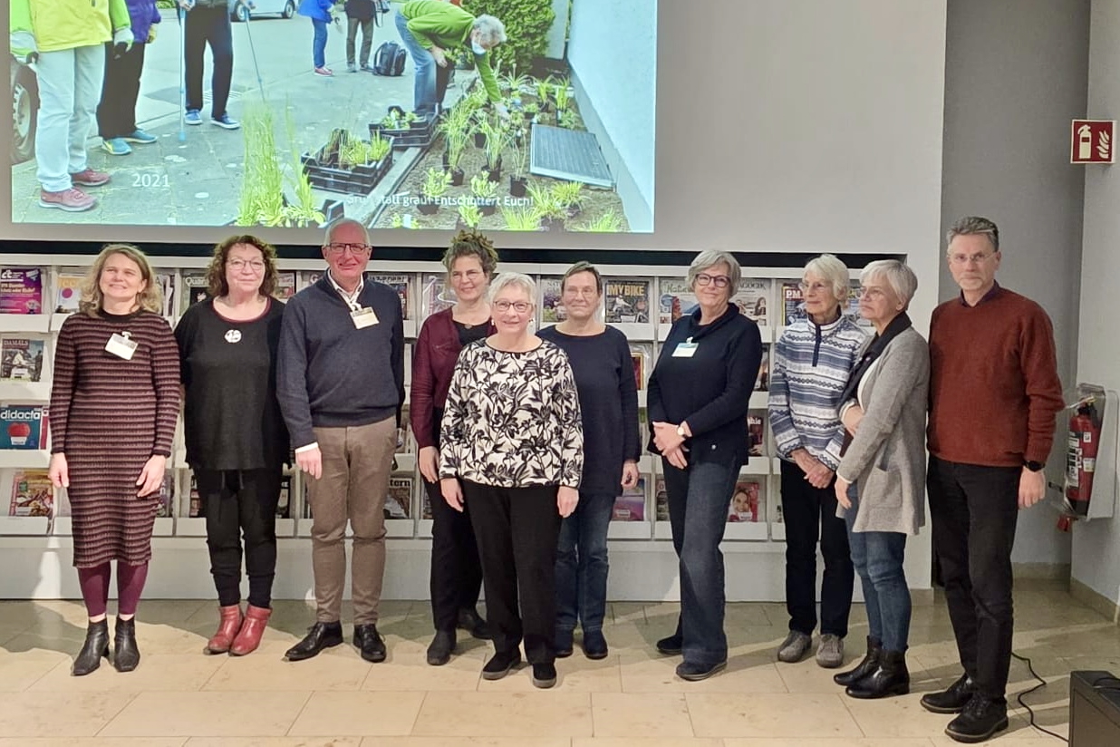 Mitarbeiterinnen und Vorstände aus 25 Jahren Agendabüro der ILA